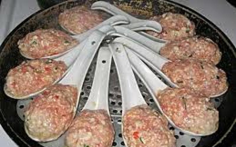 Κοτολέτες βοείου κρέατος στον ατμό σε αργή κουζίνα